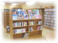 空間のある書架スペースの写真